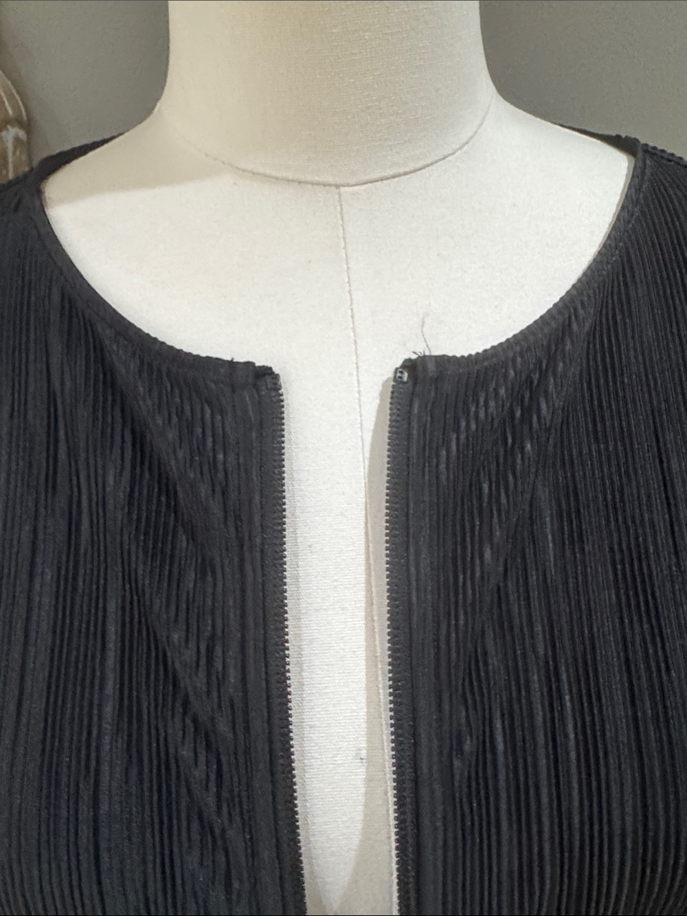 Alo Black Pleated Zip-Front Top - Picture 3 of 9